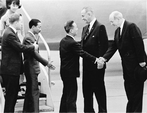 nguyenvanthieu pres Lyndon Johnson at guam inter airport Agana march 20 1967